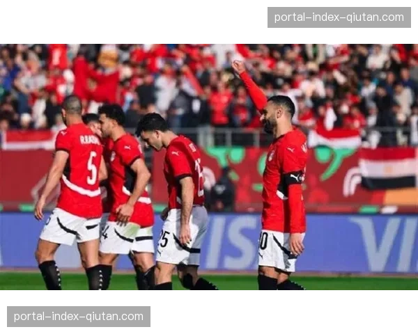 特写:终场哨响,蒙扎老将帕普·戈麦斯与对方球员交换球衣后独自离场 特写:终场哨响,蒙扎老将帕普·戈麦斯与对方球员交换球衣后独自离场