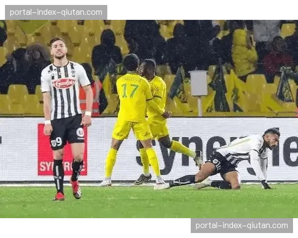 事件通讯：昂热球迷在球队绝平后涌入场地庆祝，俱乐部或因安保疏忽受罚