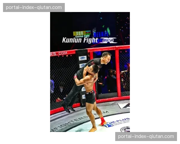 “现场直击：哈萨克斯坦新星沙夫卡特在获胜后向现场观众展示传统舞蹈”