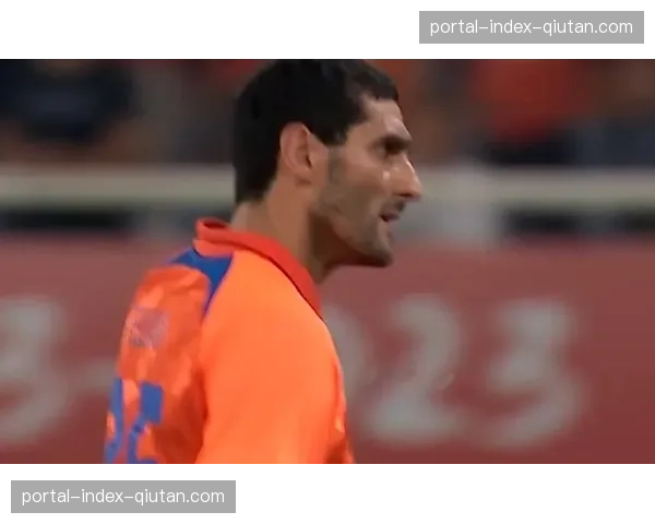 山东泰山vs上海海港上半场结束，费莱尼头球破门暂1-0领先